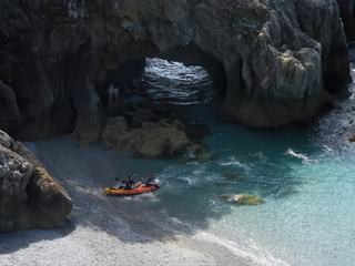 Canoë se posant à l'Ile Vierge