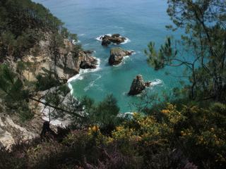 De belles criques entre les falaises