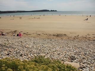 Le château de Dinan vu de la plage du Goulien