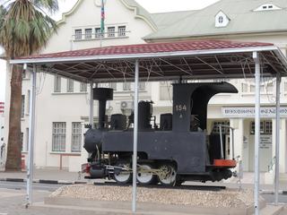 La vieille gare coloniale ne manque pas de charme et elle a conservé son panneau en écriture gothique