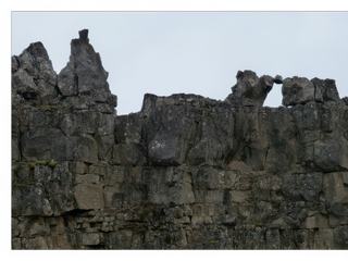 Remarquez, sur la droite, une petite pierre coincée entre deux autres. Un espoir en voyant ce ciel bleu sur le site de Þingvellir, mais quelques minutes plus tard il tombera des cordes sous un ciel noir et ce sera la seule photo, quel dommage !