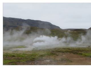 Après avoir continué par la piste de Lyngdalsheiði, nous arrivons sur le champ géothermique de Geysir. Sous une pluie battante, nous découvrons des fumerolles un peu partout et une forte odeur de souffre. On estime de 8 000 à 10 000 ans l'âge du site dont on retrouve la première mention historique en 1294.
