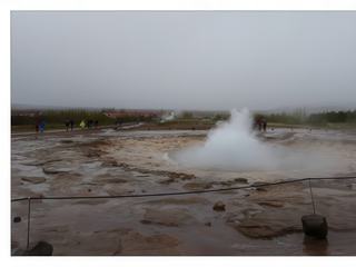 Malgré le mauvais temps, le geyser Strokkur ("Baratte" en islandais), petit frère de Geysir, nous émerveille!