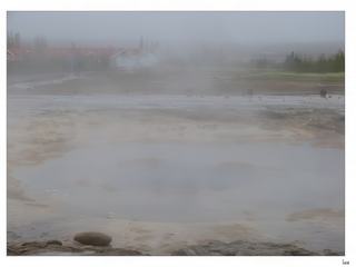 Le geyser Strokkur jaillit toutes les cinq à sept minutes environ, jusqu'à une hauteur de 20 à 35 mètres. Le processus va crescendo: tout d'abord des battements qui évoquent ceux du coeur font soudain vibrer le sol...