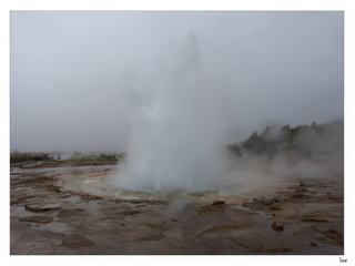 Le jet retombe alors en une fine pluie brûlante qu'il vaut mieux éviter. C’est violent et brutal, souvent suivi d’un rappel dans les secondes qui suivent. Puis toute cette eau fumante regagne le trou béant … jusqu’à la prochaine explosion.