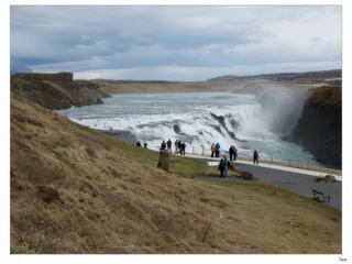Nous découvrons la chute d’eau de Gulfoss, avec ses 32 mètres de hauteur et son débit particulièrement puissant.