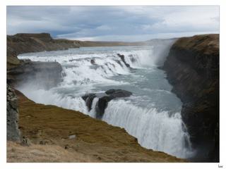 La cascade de Gullfoss est composée de deux sauts successifs de 11 et 21 mètres. Le débit de la rivière donne une impression de puissance assez saisissante.