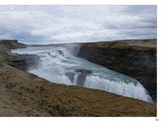 La chute de Gullfoss (la "Chute d'Or") doit son nom à l’arc en ciel qui enjambe les gorges les jours de beau temps (mais pas ce jour-là!). On peut approcher au plus près les chutes, mais prudence...