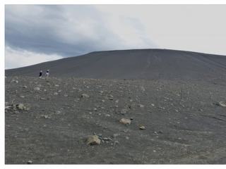 Ascension dans la cendre du cratère Hverfjall, créé lors d'une unique éruption il y a 2 500 ans.