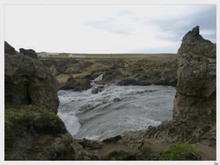 Les jolies chutes de Godafoss dégringolent au milieu d'un paysage enchanteur.