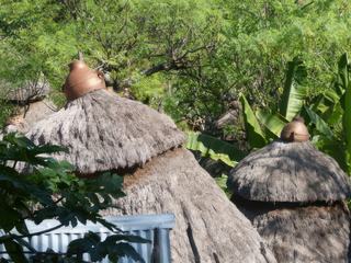 Village Konso. Les toits sont surmontés d'une poterie en terre cuite, dont j'ignore la signification.