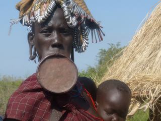 Cette femme à plateau Mursi, me semble irréelle! Les trous dans les lobes des oreilles peuvent recevoir des petits disques.
