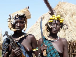 Les Mursi sont armés de Kalachnikov pour se protéger des vols de bétail et des enlèvement de femmes. Les Mursi étant imprévisibles, nous sommes accompagnés d'un militaire armé.