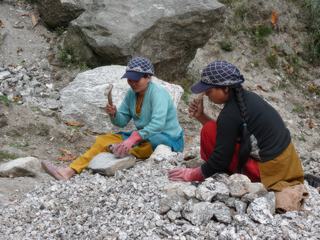 Il n'est pas rare de rencontrer au bord de la route au Sikkim des femmes qui concassent des pierres qui pour la plupart proviennent du lit des rivières. Par la suite, elles seront utilisées par les services de l'Etat pour refaire la chaussée.