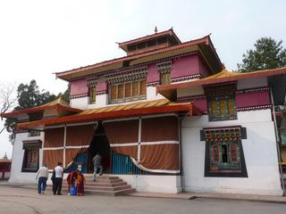 Le Monastère d'Enchey dont le nom signifie Temple solitaire a été construit en 1840 puis modifié en 1910 par Sikyong Tulku qui lui a donné la forme d'une pagode chinoise, puis a été restauré en 2009.