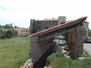 Tourtour : le lavoir et le chateau