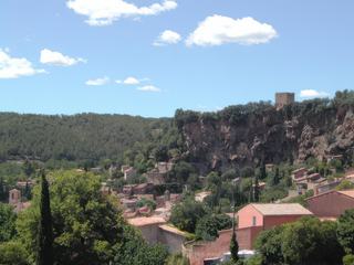 Cotignac : petit village blotti sous la falaise