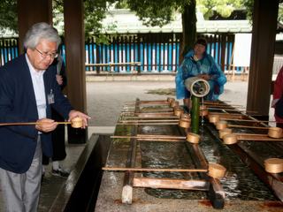 Rite de purification avant l'entrée au sanctuaire.