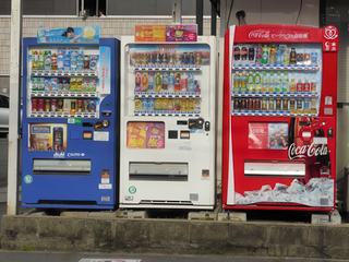 Ces distributeurs se trouvent par milliers au Japon et ne sont jamais vandalisés .