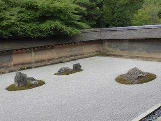 Vue partielle du jardin de contemplation zen à Kyoto. Il est de forme rectangulaire long de 30 m et large de 10 m. C'est une cour de gravier gris ratissé quotidiennement par les moines et parsemée de 15 rochers qui symbolisent des îles dans cette mer grise.
