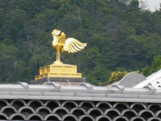 Le phénix, au sommet du temple symbolise la renaissance constante.
