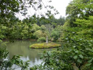 L'environnement poétique du Pavillon d'Or (ici une petite île) est magnifique.