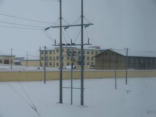 Comme la voie de chemin de fer traverse surtout des déserts, le nombre de gares est limité à 29, et le train ne s'arrête pas à toutes les stations.