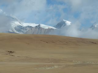 Avant d'arriver à Lhassa le ciel se dégage et nous permet d'admirer les cimes enneigées des massifs montagneux.