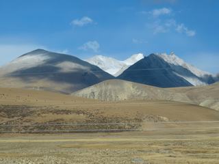 Au fond, un troupeau de yaks.