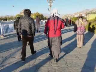 Nous arrivons vers l'entrée, le Potala est sur la droite et domine la ville chinoise avec ses larges avenues.