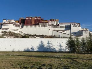 Le Potala est perché sur la colline du Marpori (la montagne Rouge, du nom de la veine de grés rouge qui constitue la montagne), 130 m au dessus de la vallée. Il s'élève sur 13 étages, soit 118 m et 400 mètres de longueur de façade. Il doit son nom au paradis de la divinité Avalokiteshvara (Tchenrezig en tibétain) qui incarne la compassion et dont les dalaïs-lamas sont les incarnations. Il est composé du palais blanc (construit de 1645 à 1653), le plus grand, qui regroupe les bâtiments qui servaient de résidence d'hiver aux dalaïs-lamas et qui abritaient le gouvernement, et du palais rouge (construit de 1690 à 1693), composé de plusieurs temples et autres bâtiments religieux où se déroulent les activités religieuses.