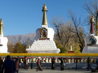 Tous les jours des milliers de fidèles venus de partout du Tibet, en habits traditionnels ou pas, font le pèlerinage.