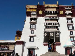 Le palais blanc est composé d'une grande salle destinée aux cérémonies officielles où on peut découvrir le trône du dalaï-lama. Au dernier étage ont été aménagés les appartements privés du chef spirituel du bouddhisme tibétain et la salle réservée aux audiences.