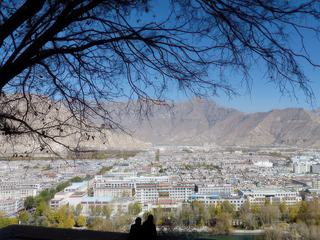 Vue sur la ville chinoise depuis la cour supérieure du Potala.