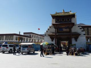 L'entrée du monastère de Samye, fondé en 779 par Trisong Detsen (704?-797), 38e roi du Tibet qui implanta le bouddhisme dans son royaume. C'est ainsi le premier monastère bouddhiste au Tibet.