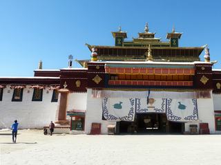 Les trois étages du temple principal (Utse) sont construits dans trois styles différents: le premier est de style tibétain, le deuxième chinois et le troisième indien.
