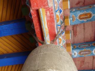 Parmi les derniers vestiges datant de l'époque de la dynastie des Yarlung (VIIIe siècle), la cloche en bronze accrochée au plafond du portail d'entrée. Les inscriptions qu'on peut voir dessus sont un éloge au roi Trisong Detsen.