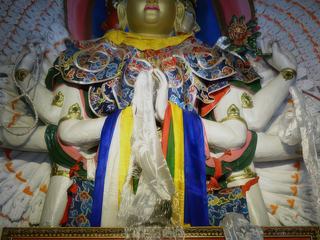 Avalokitesvara ("celui qui entend les supplications du monde") est le principal bodhisattva du Grand Véhicule, vénéré au Tibet sous le nom de Chenrezig. Il personnifie la miséricorde, la compassion; il protège voyageurs, malades et mourants; il est "passeur" (tara) des âmes après la mort. Le Dalaï-lama est considéré comme sa réincarnation. Il est représenté les deux mains jointes devant la poitrine et, parmi les formes les plus répandues, la forme à 11 têtes et 1000 bras disposés en cercle autour du corps, comme sur cette photo.