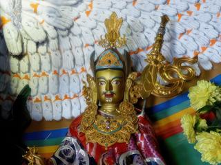 Représentation de Padmasambhava (Guru Rinpoché). Padmasambhava est un maître bouddhiste né au VIIIe siècle dans la vallée de Swat au Pakistan, venant du Cachemire ou de Kabûl, et fondateur du bouddhisme tantrique himalayen. Au Bhoutan et au Tibet actuel, où les membres de l'école Nyingmapa le considèrent comme le deuxième Bouddha, il est plus connu sous le nom de Guru Rinpoché " précieux maître".