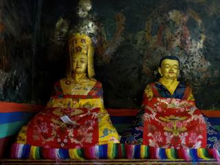 N peut voir de nombreuses statues, toutes les sectes et leurs maîtres (Kedampa, Guélugpa, Sakyapa, Nyingmapa) sont représentés, dans un esprit oecuménique particulier à Samye. Les rois du Yulang y figurent aussi.