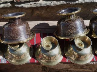 Les coupelles pour les lampes au beurre de yak.