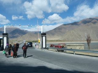 Un des nombreux postes de contrôle comme partout au Tibet.