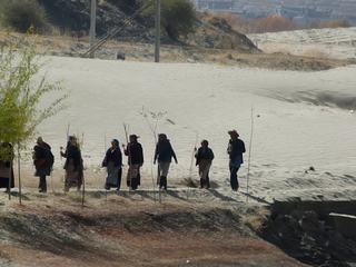 Voici d'autres pèlerins qui arrivent de l'autre côté à travers les dunes de sable.