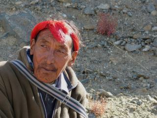 Pèlerin khampa, reconnaissable à sa coiffure rouge qui entoure sa tête.