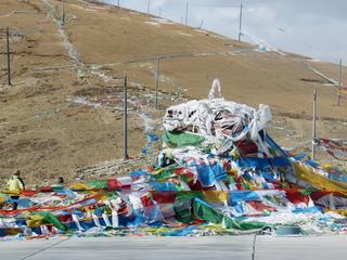 Au col de Kamba-La, drapeaux de prières et Khatas (écharpes blanches) sont déposés par les pèlerins.
