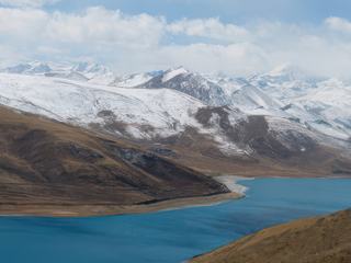 Long de 72 km, le lac Yamdrok-La est entouré de montagnes enneigées (dont le Nojin Gangshang qui culmine à 7 191 m) et alimenté par la fonte des neiges et des glaciers. On reste sans voix devant un tel spectacle!