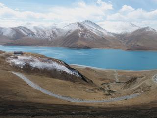 Le contraste entre les montagnes arides et la couleur du lac est de toute beauté.