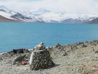 Arrivée au bord du lac où des petits édifices de pierres sont érigés par les pèlerins.