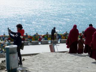 De jeunes moines se dirigent d'un pas décidé au bord du lac...