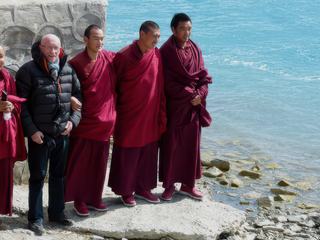Alain et ses nouveaux copains! Ces jeunes moines (qui ont voulu faire cette photo) étaient super sympas, nous aurons d'ailleurs l'occasion de les revoir quelques jours plus tard dans un monastère.